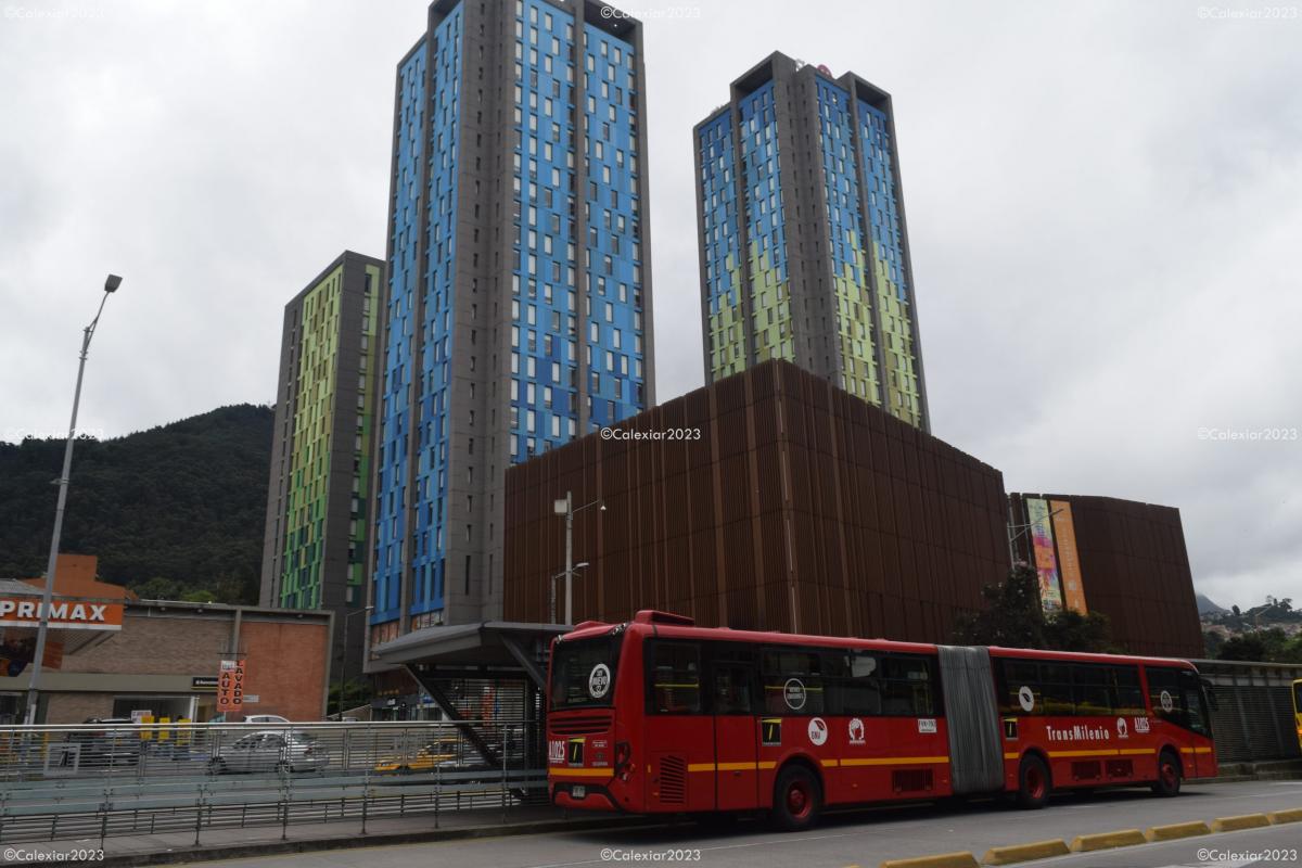 Avenida 3°. De fondo la Cinemateca de Bogotá y Residencias universitarias - Universidad de los Andes