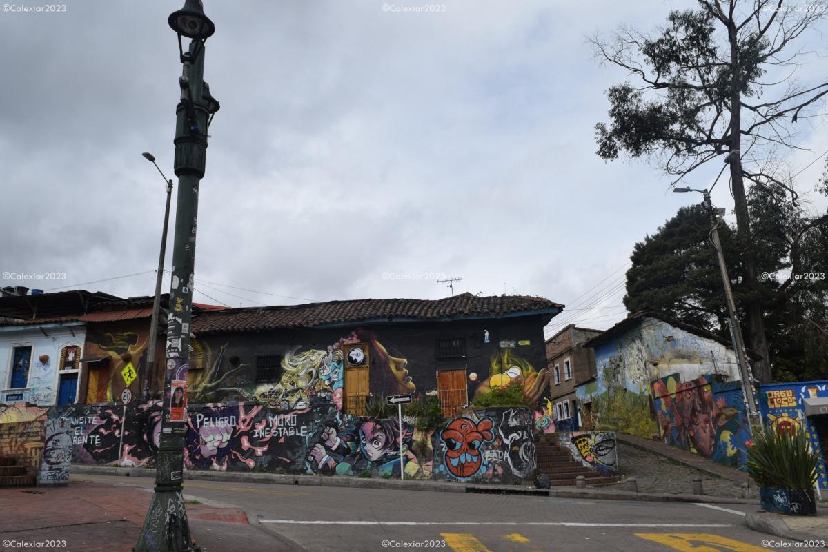 Las calles alrededor del Chorro de Quevedo son famosas por sus murales y arte callejero