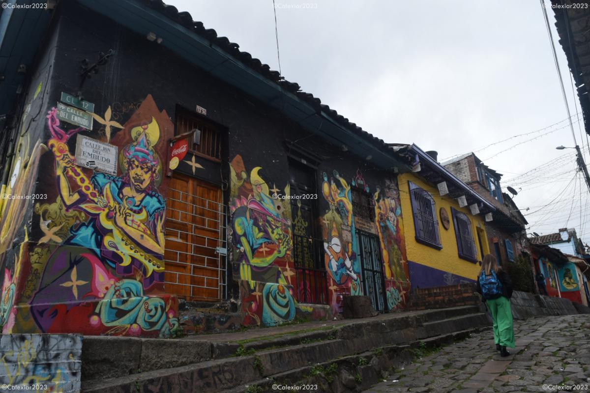 Las calles alrededor del Chorro de Quevedo son famosas por sus murales y arte callejero