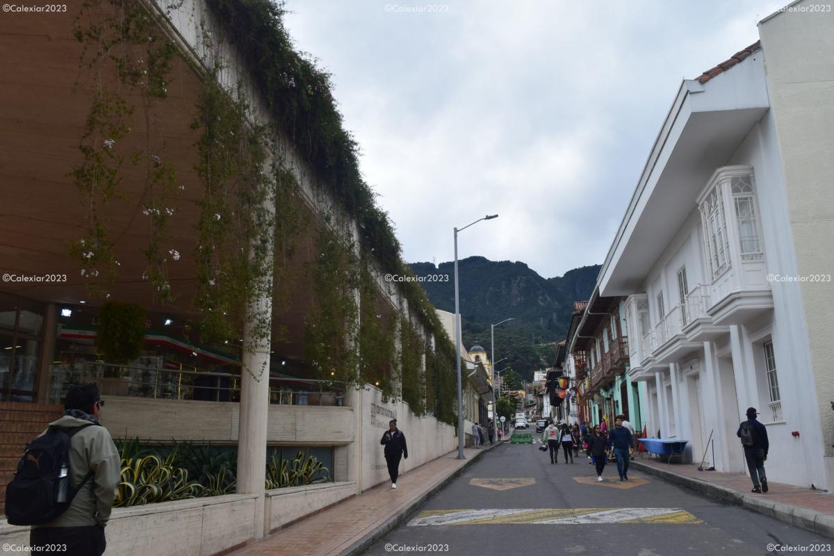A la izquierda el Centro Cultural Gabriel Garcia Marquez