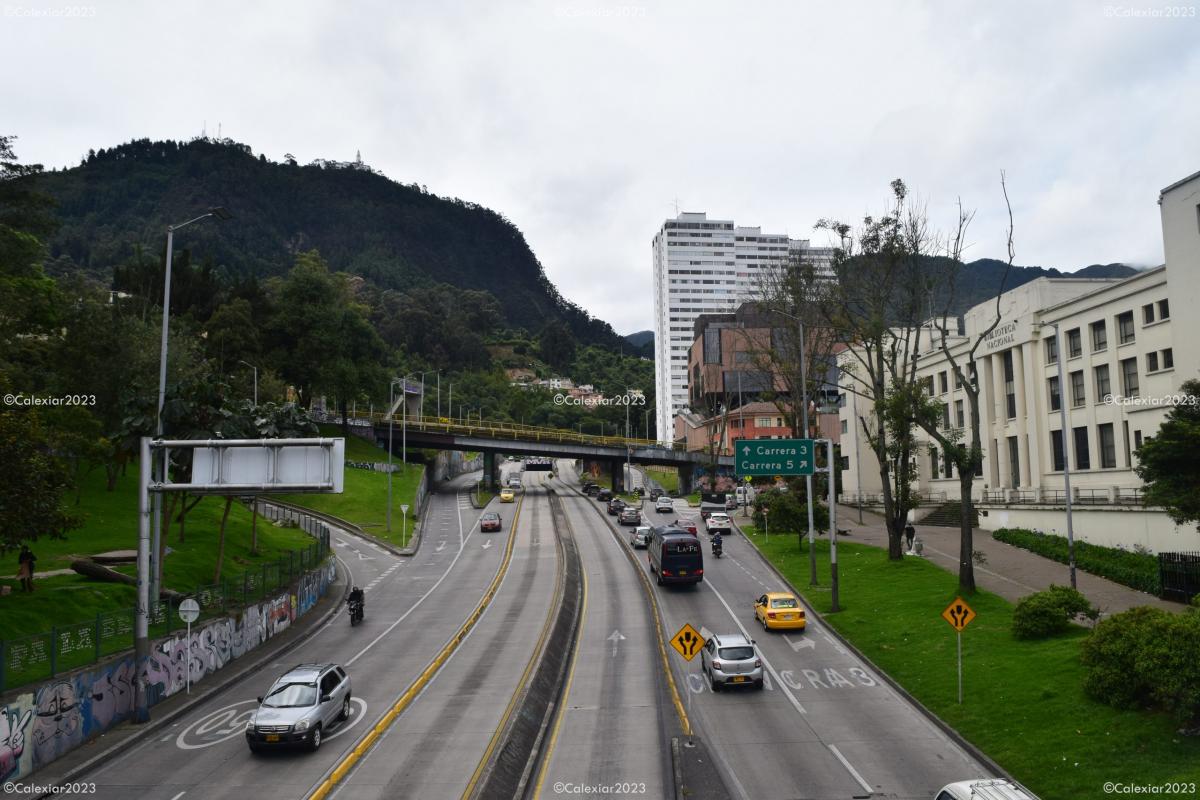 Vista del intercambiador de la Cra 5° con calle 26. Al fondo se ve el Cerro de Monserrate, a la derecha se encuentra la Biblioteca Nacional