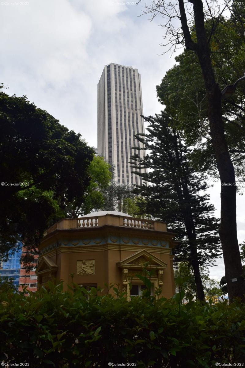 Vista del Quiosco de la luz, de fondo la torre Colpatria