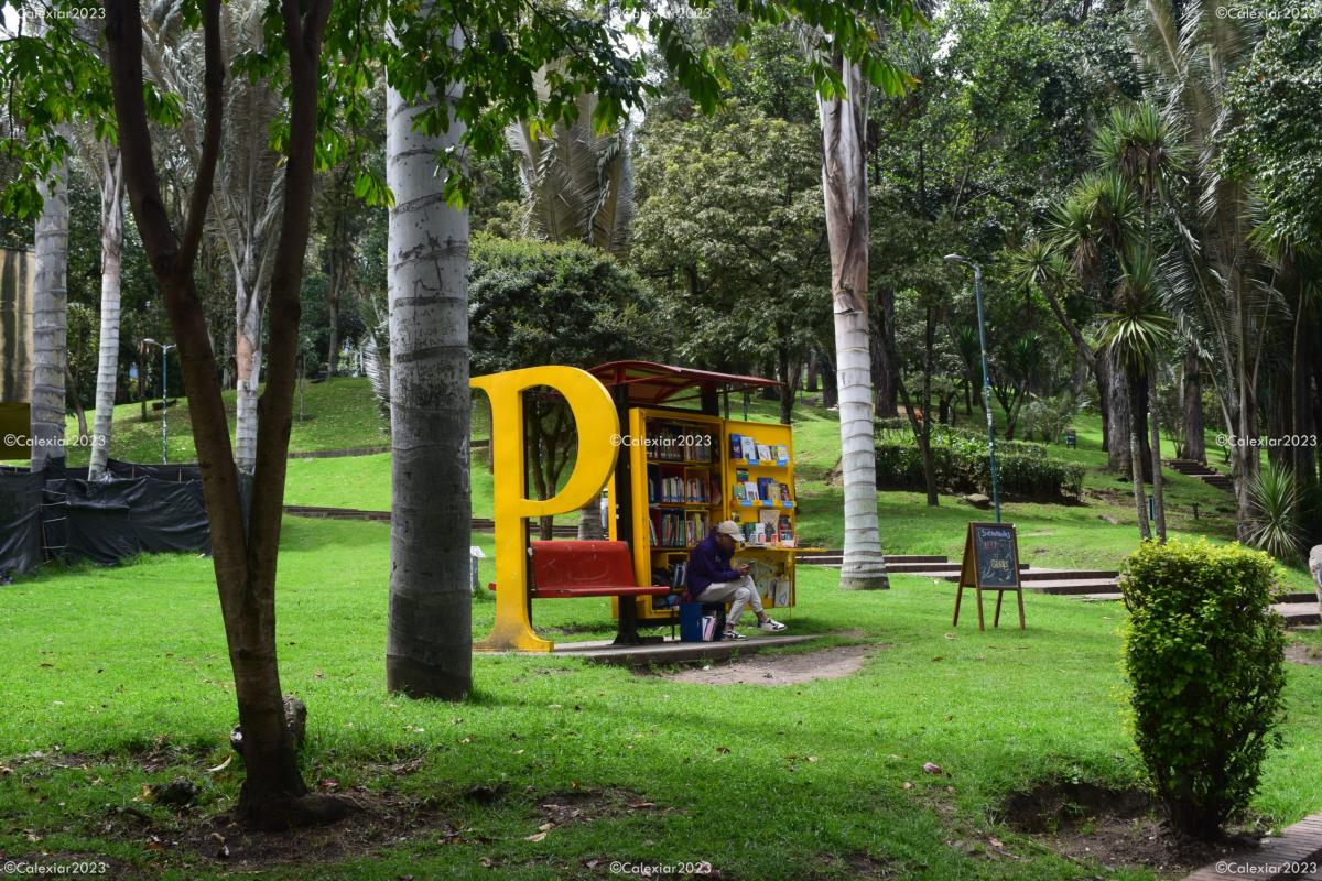 En Bogotá se han dispuesto puntos con mini bibliotecas para todo el público