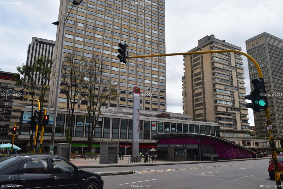 Transmilenio - Servicio de transporte masivo de la cuidad. Estación Museo Nacional